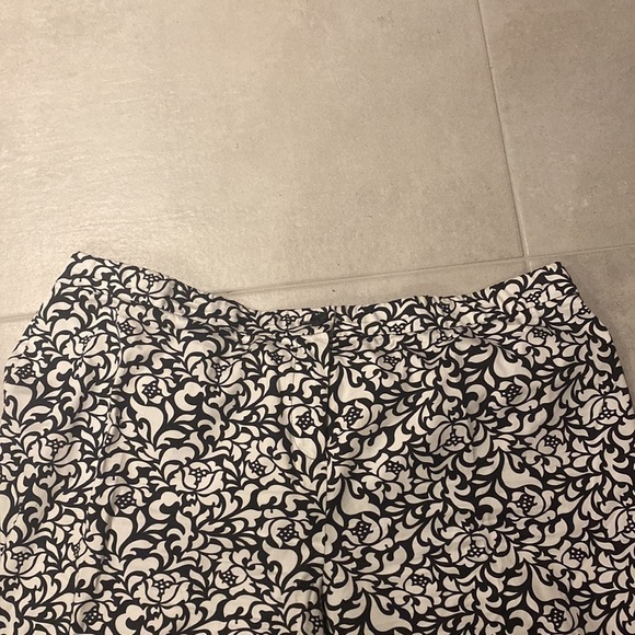 LAURA Plus Capri Pants White Black Floral Design Women's Plus Size 18 - Picture 3 of 10
